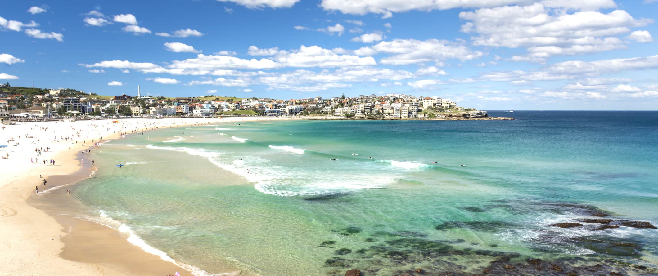 The famous Bondi Beach on a bright and sunny day enar Sydney, Australia